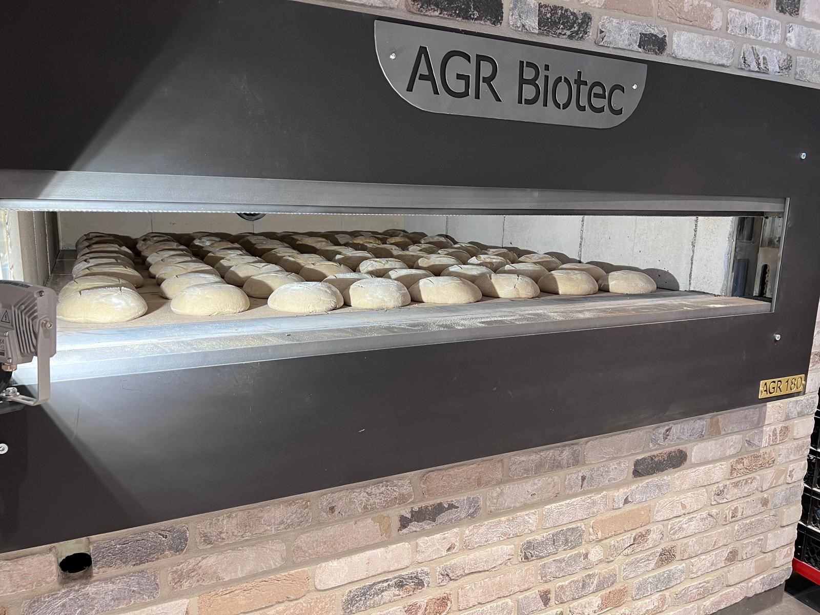 Holzofenbrot in der Bäckerei