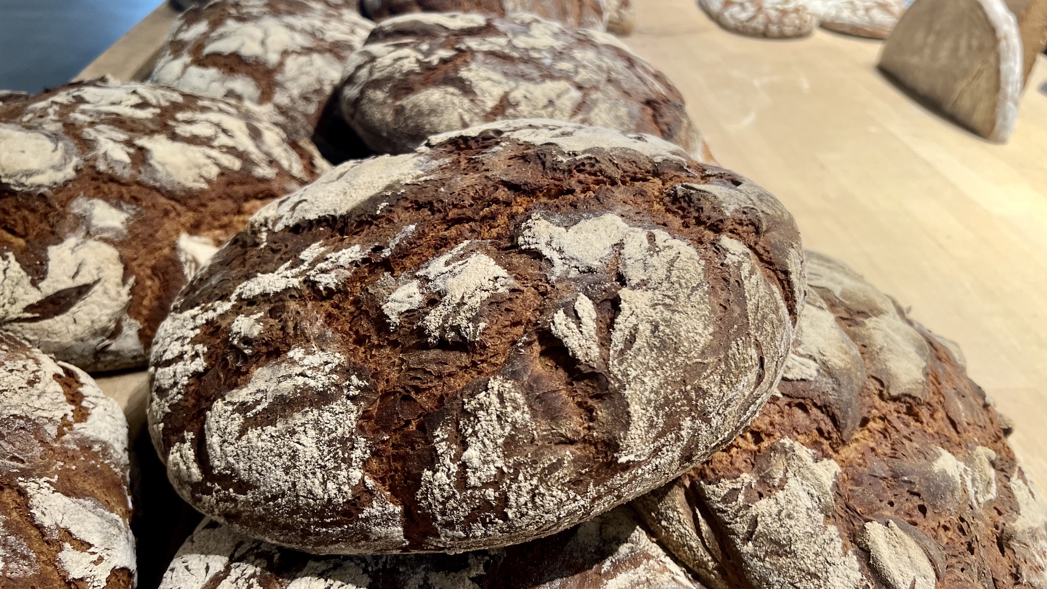 Holzofenbrot mit kräftiger Kruste
