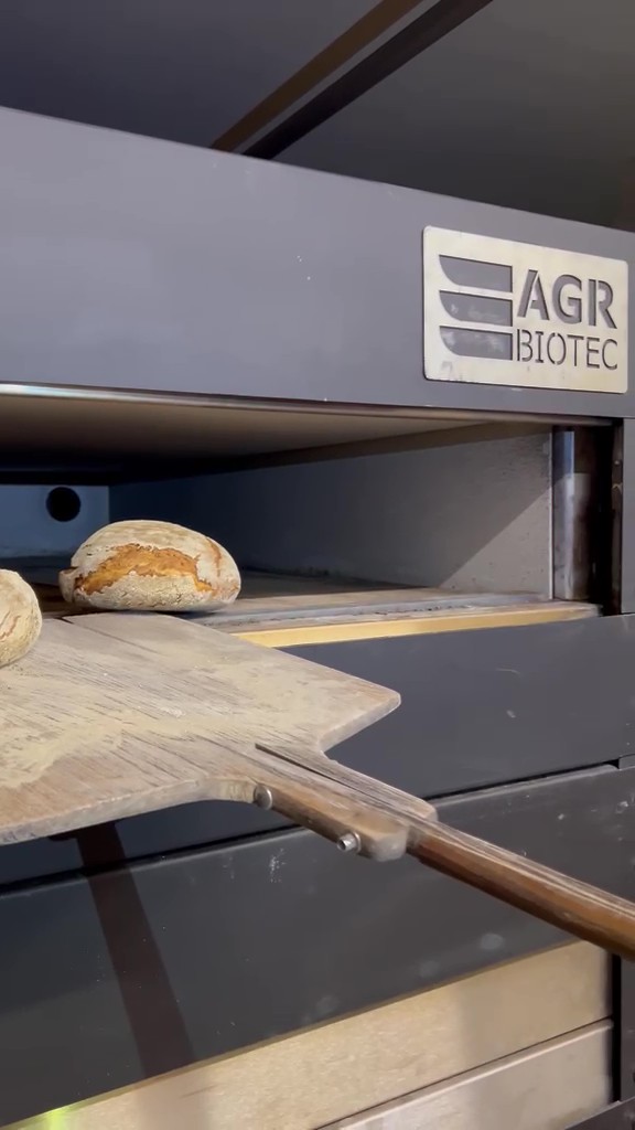 AGR Biotec Holzbackofen beim Einschuben mit Brotschieber