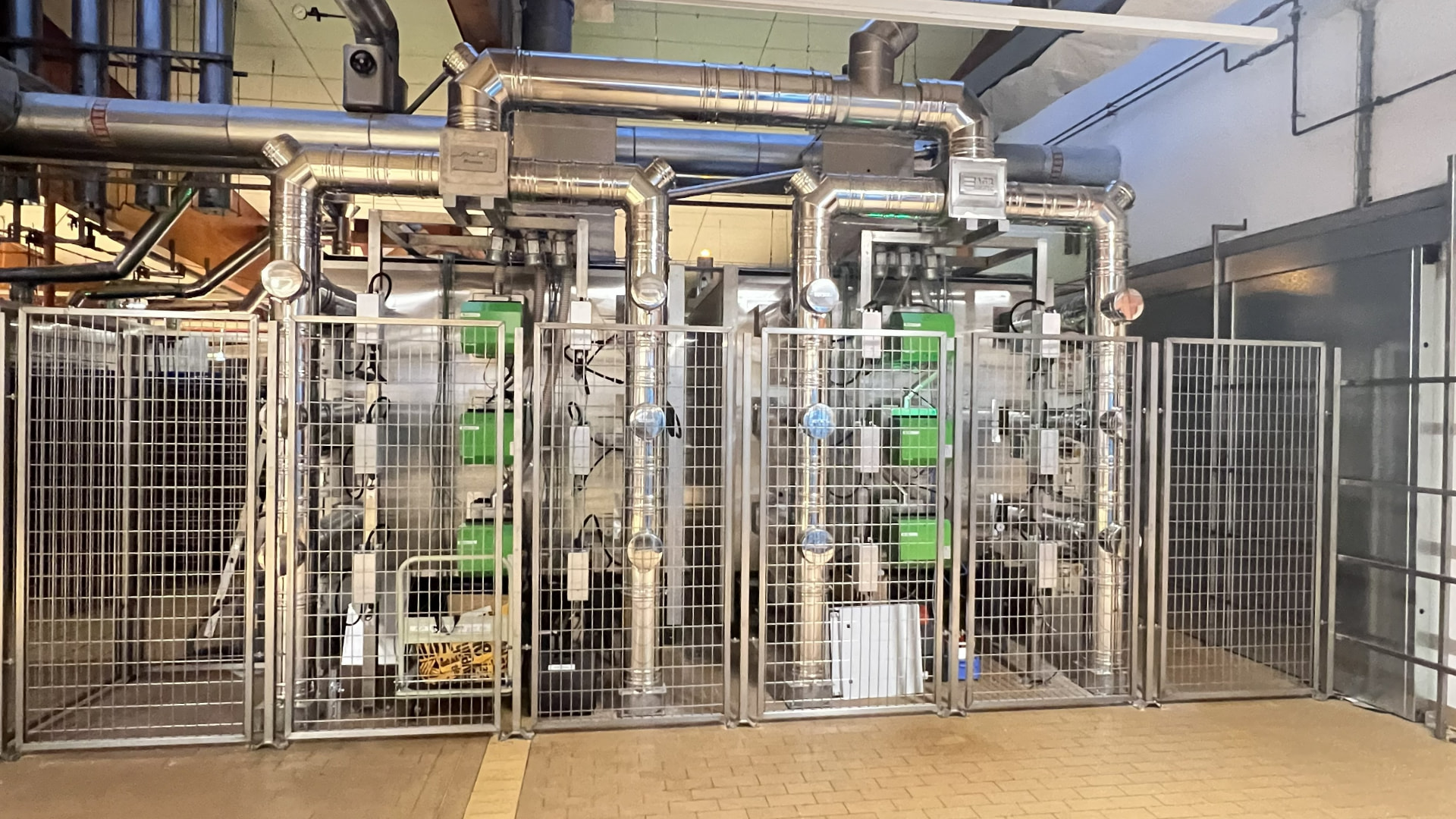 AGR-Holzbacköfen von hinten mit Elektrofilter